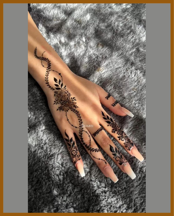 Chain Like Khafif Back Hand Mehndi Style